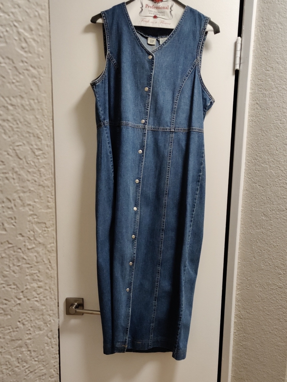GAP Sleeveless Button-Front Denim Midi Dress - Blue